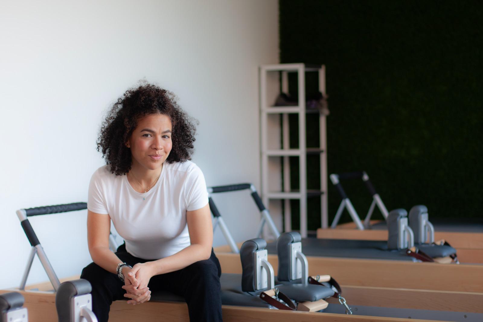 Estudio de Pilates con luz dorada
